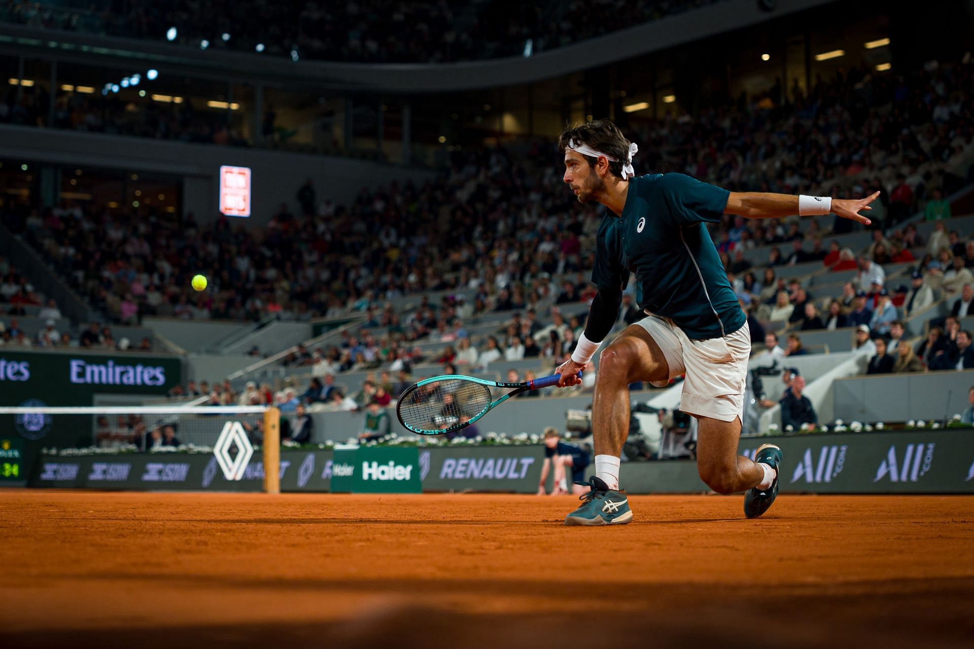 Musetti plays a slice backhand at the 2025 French Open - Day Eight - Source: Getty